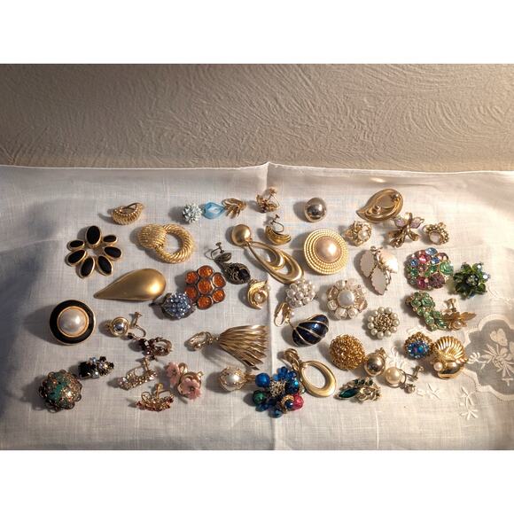 Lot of Vintage Gold Tone Clip On Screw Back Single Earrings - Picture 9 of 9